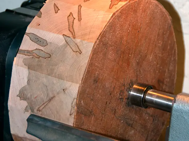 Bloc de bois d’érable en cours de tournage sur un tour à bois